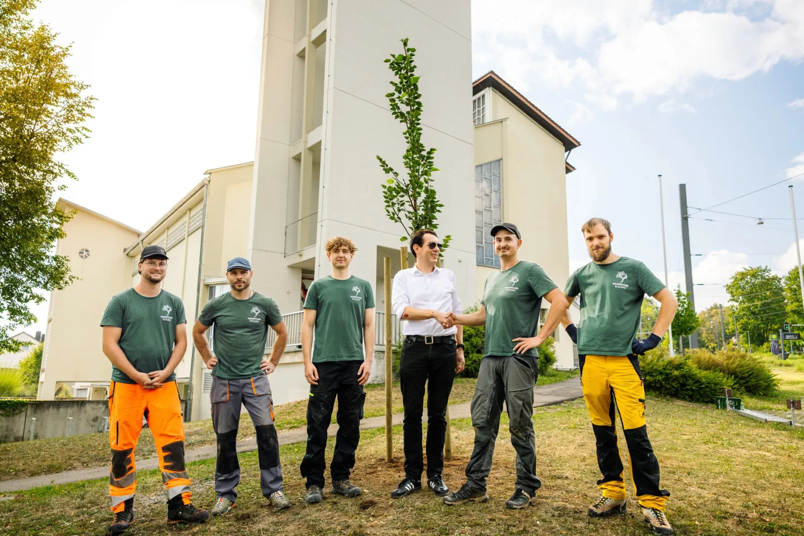 Team von Baumpflege Schlupek bei einer Baumpflanzung in Ulm – Übergabe an den Auftraggeber